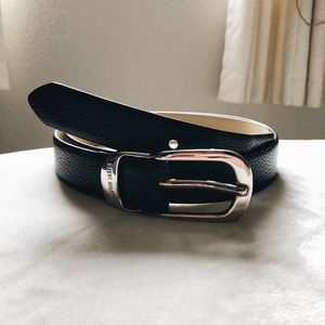 Steve Madden black belt. Silver hardware. (1x)